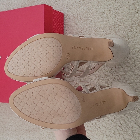 Kelly & Katie pumps - Picture 3 of 4